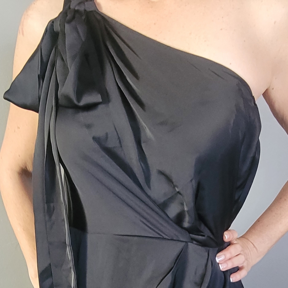One shoulder elegant dress in black